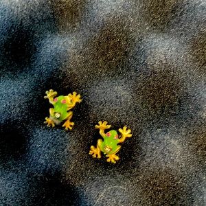 Small green frog earrings